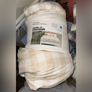 Room Essentials Beige Checkered Reversible Comforter